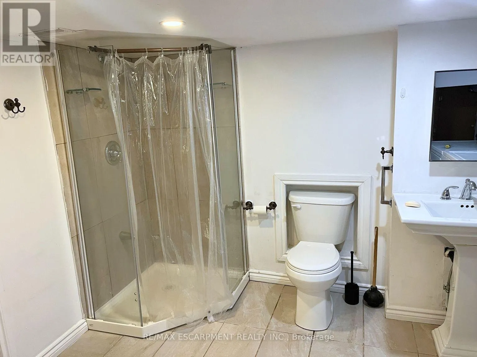 LOWER - 255 WALLACE AVENUE S