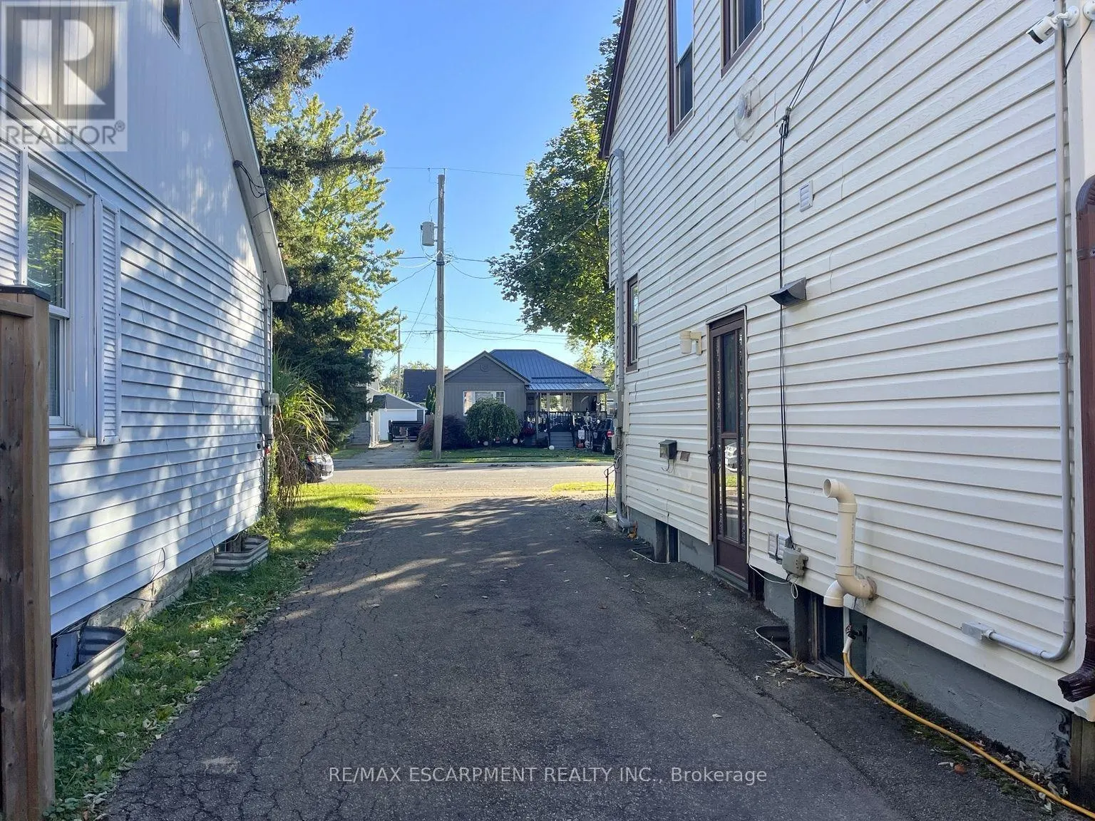 LOWER - 255 WALLACE AVENUE S