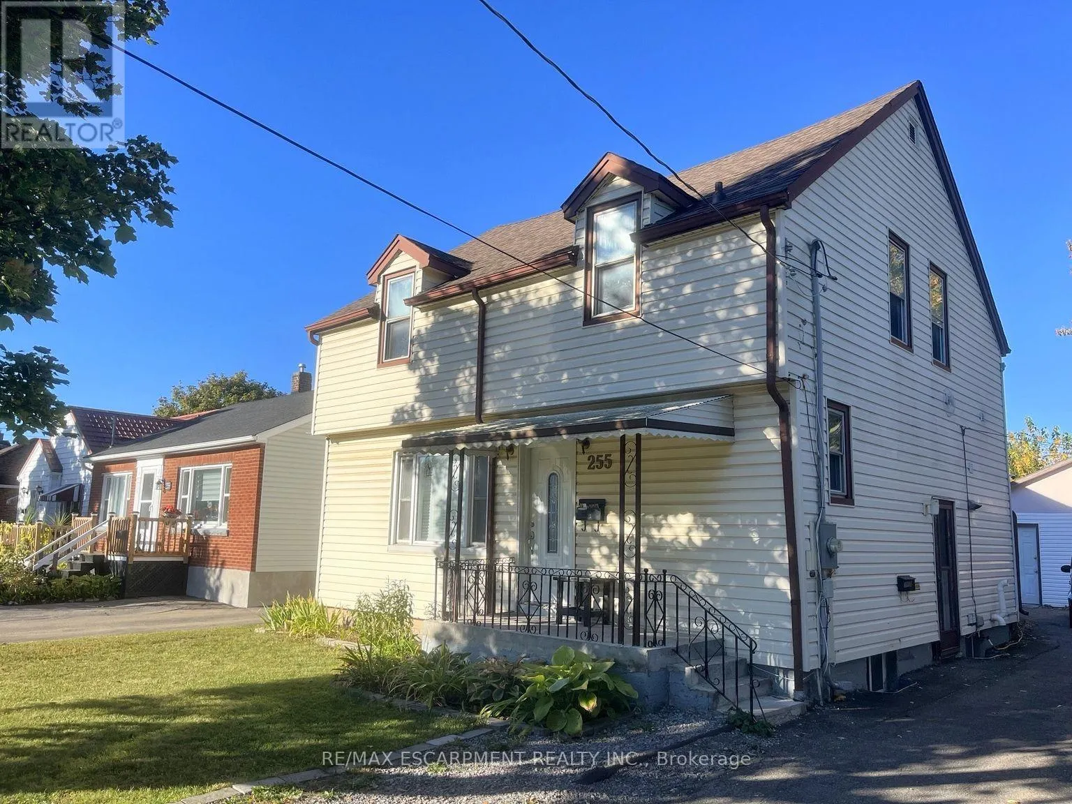 LOWER - 255 WALLACE AVENUE S