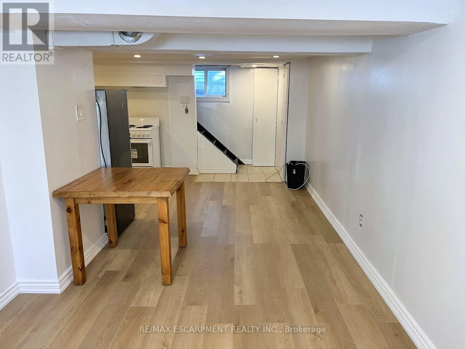 LOWER - 255 WALLACE AVENUE S