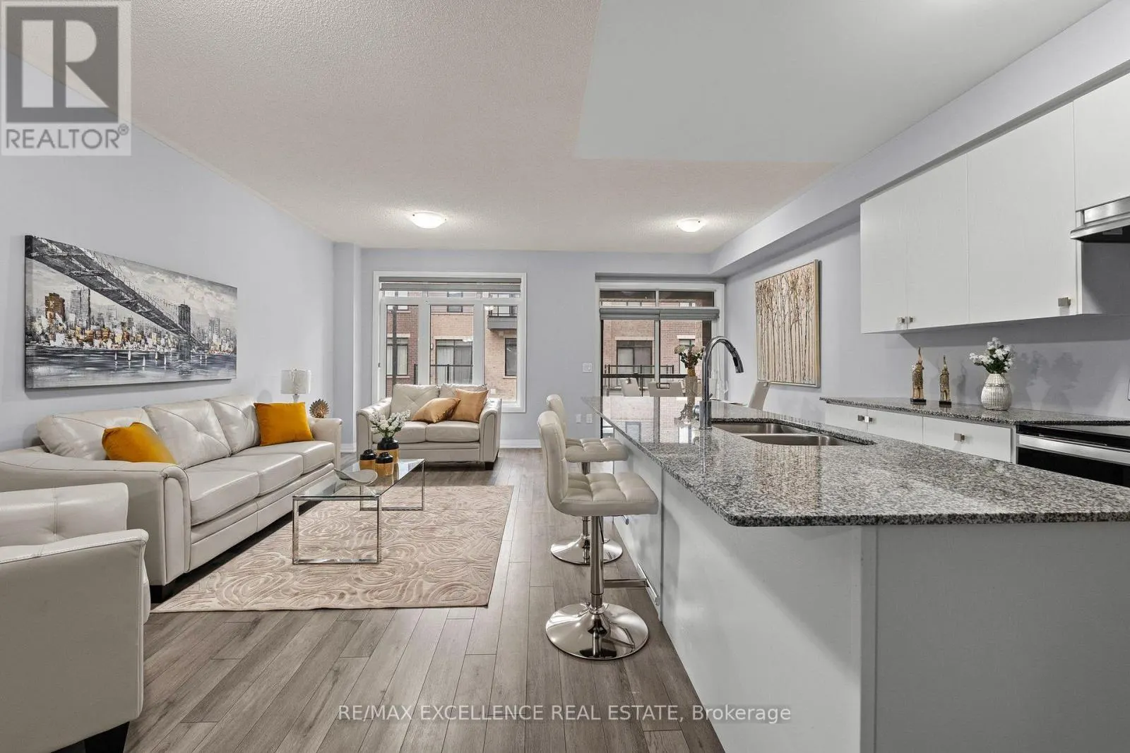 1117 - 585 COLBRONE STREET E