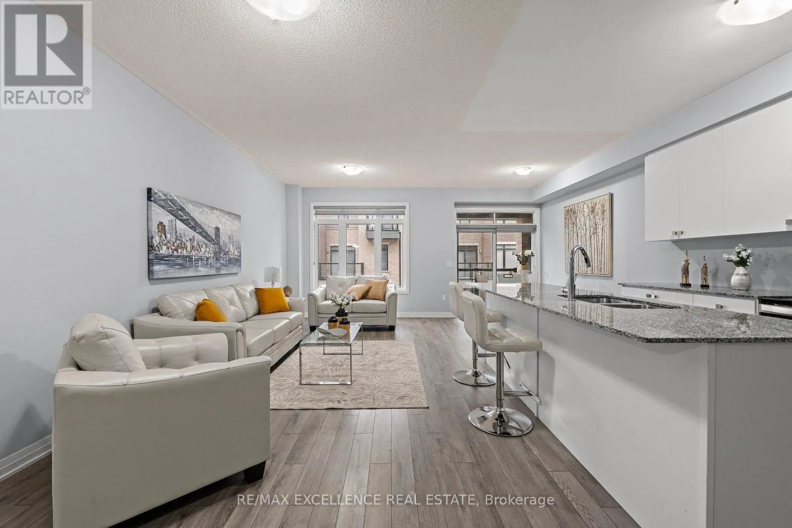 1117 - 585 COLBRONE STREET E