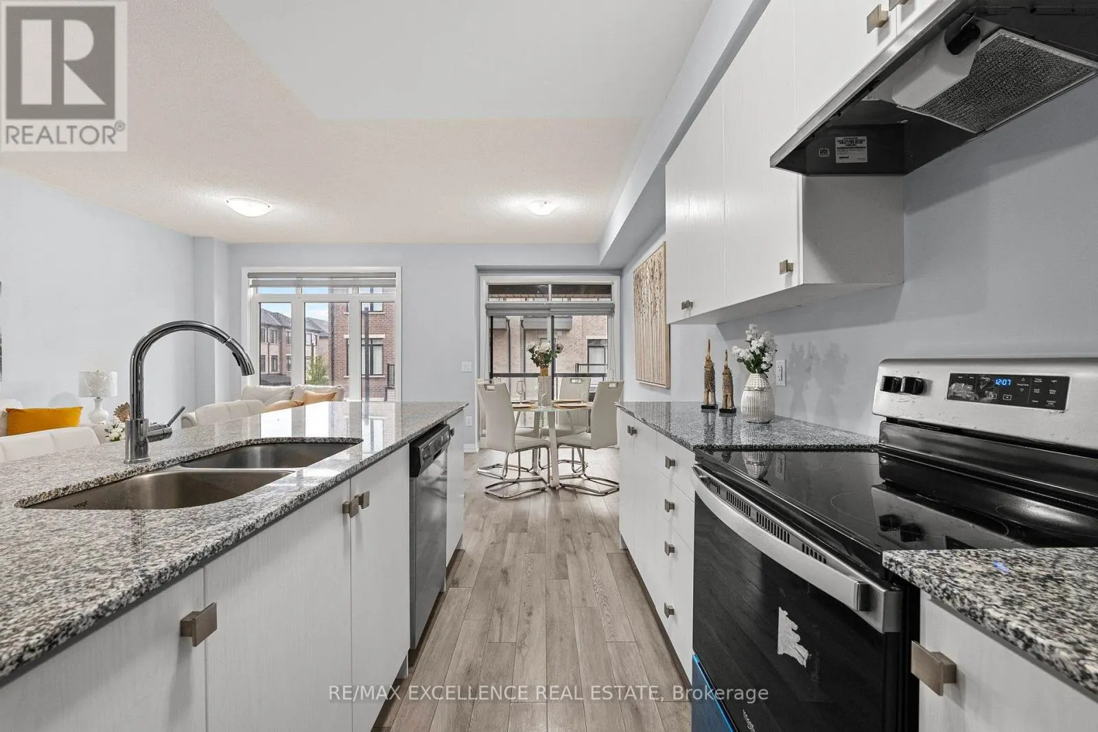 1117 - 585 COLBRONE STREET E