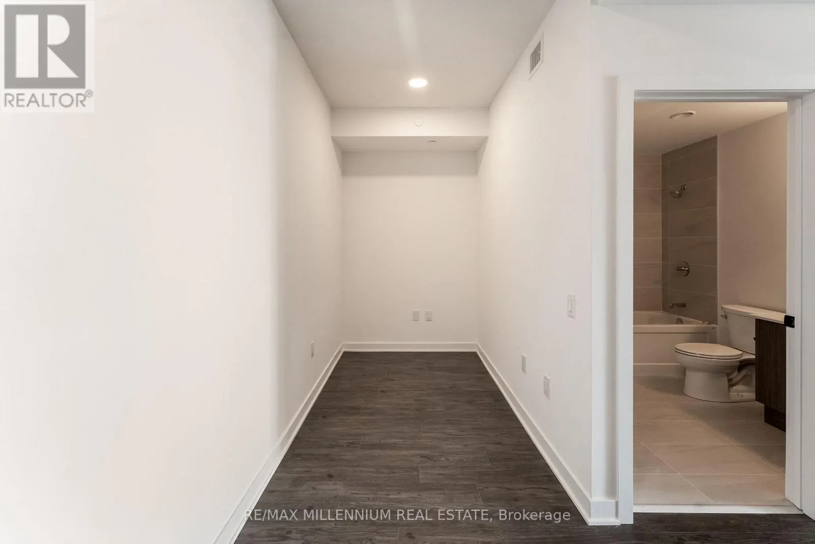 208 - 2782 BARTON STREET E