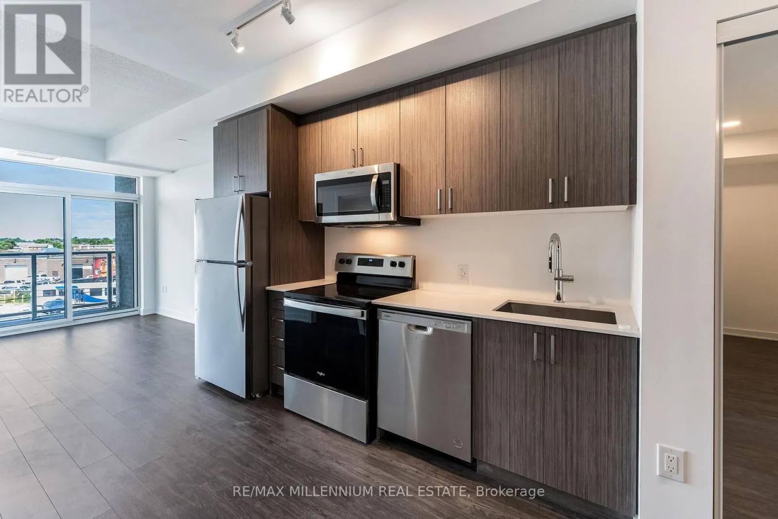 208 - 2782 BARTON STREET E