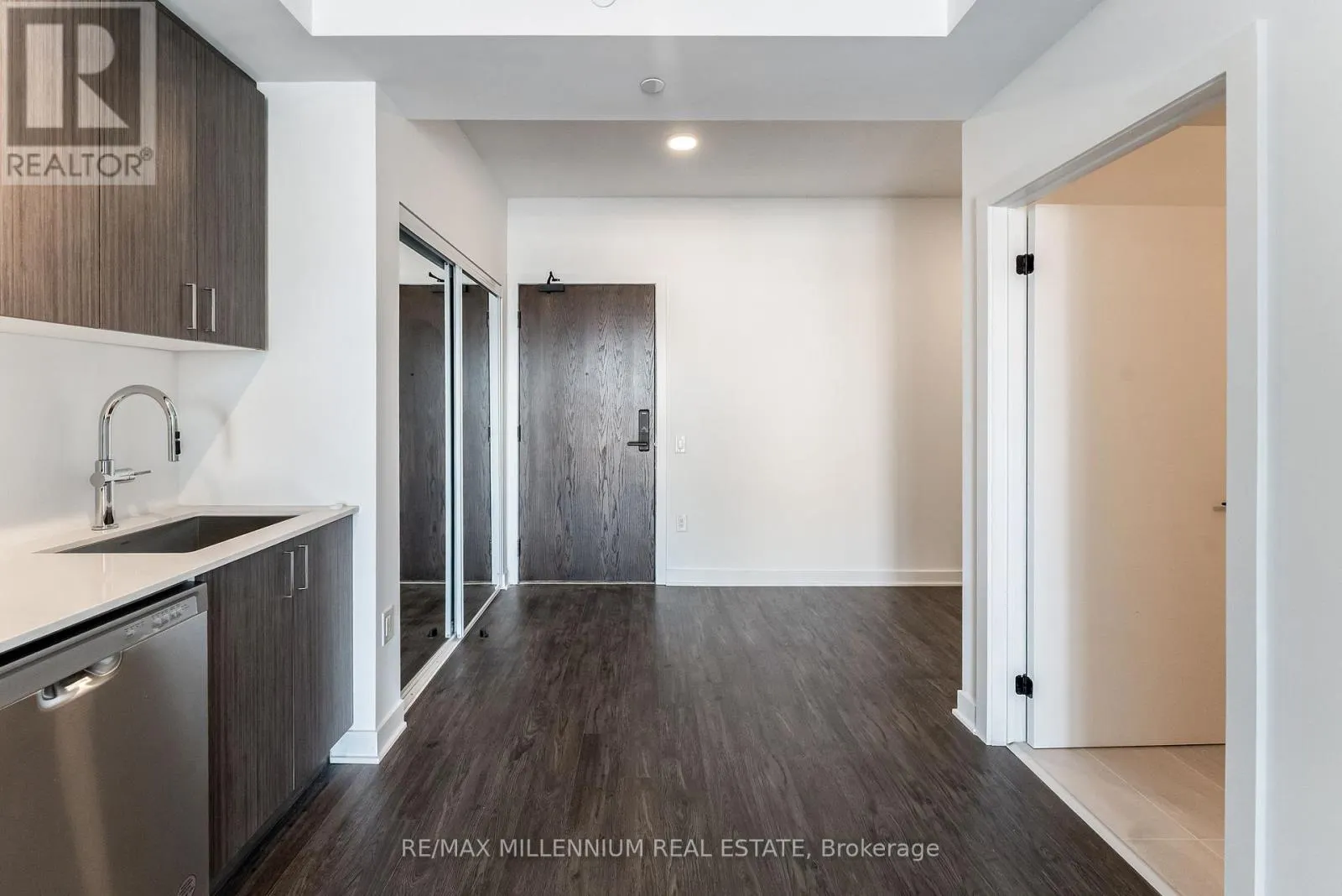 208 - 2782 BARTON STREET E