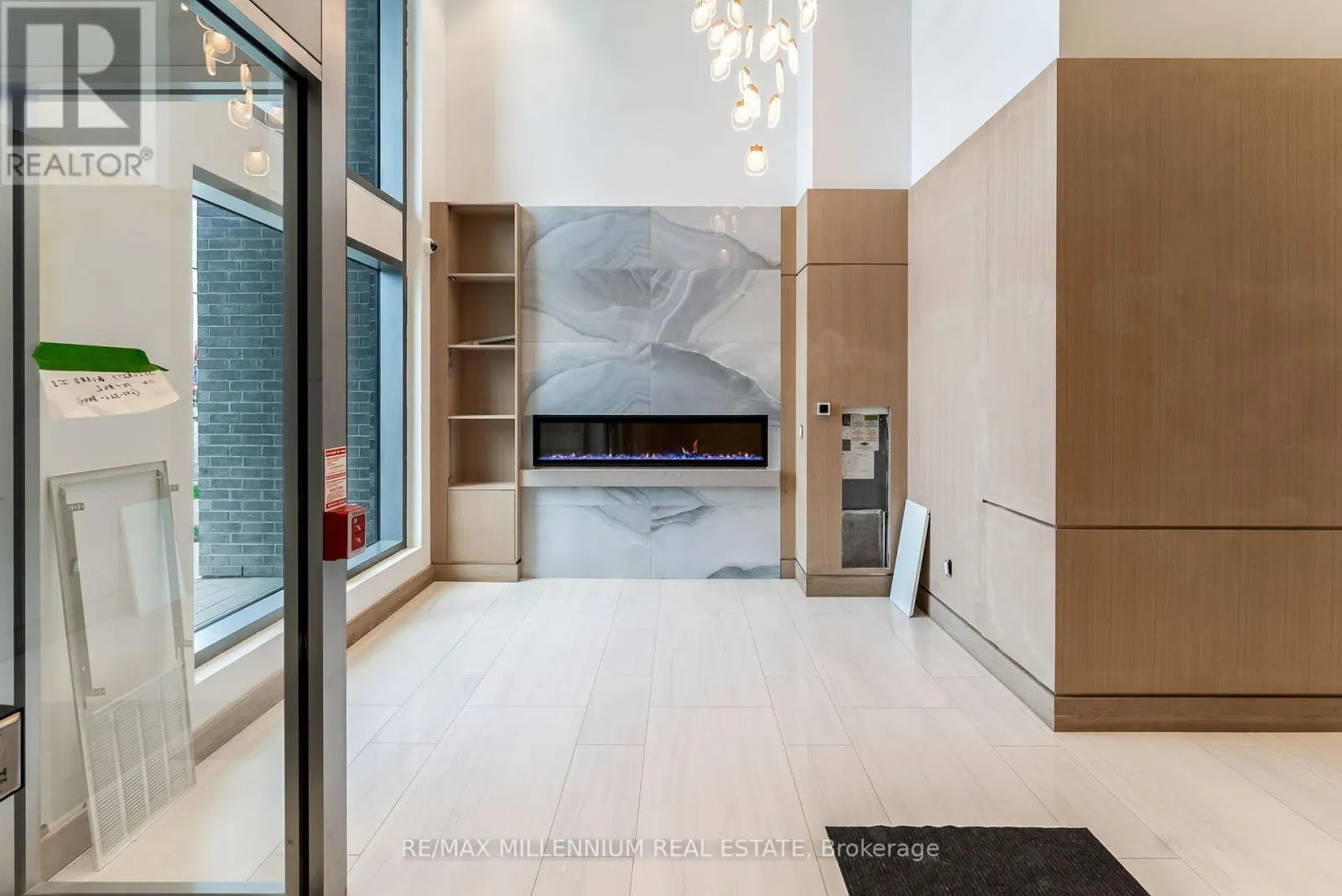 208 - 2782 BARTON STREET E