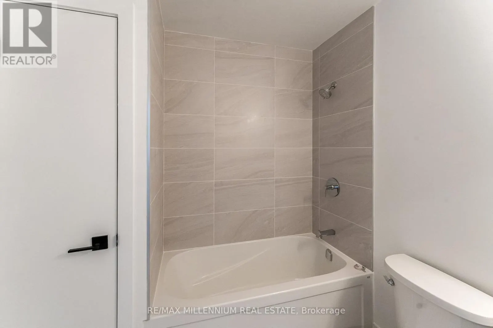 208 - 2782 BARTON STREET E
