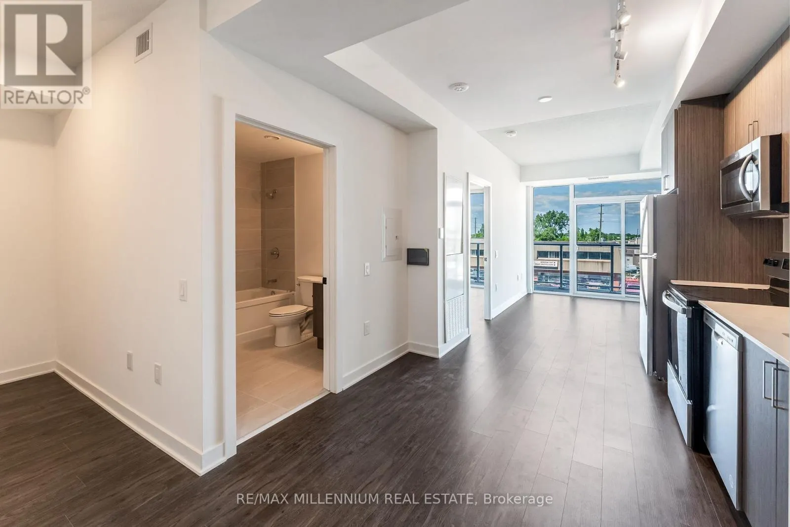 208 - 2782 BARTON STREET E