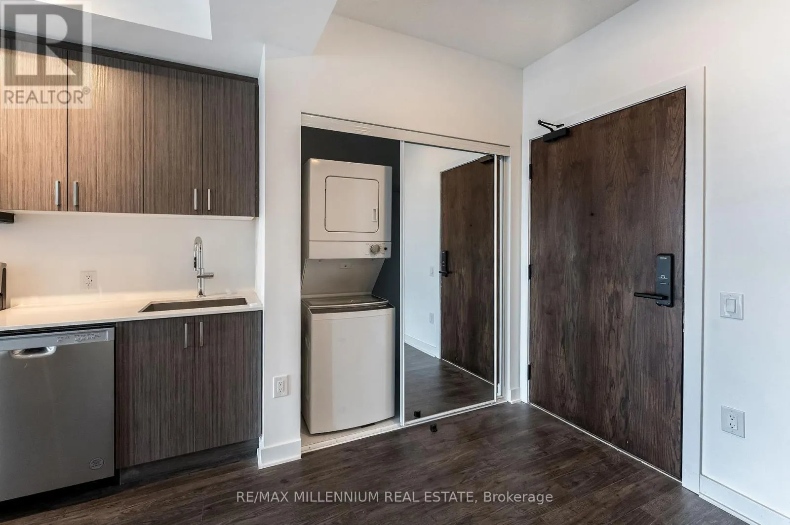 208 - 2782 BARTON STREET E