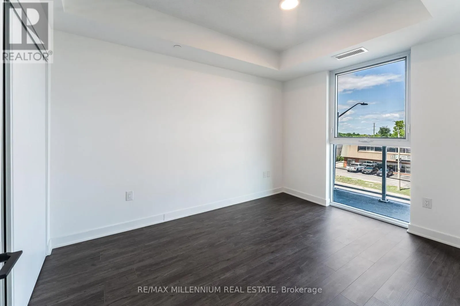 208 - 2782 BARTON STREET E