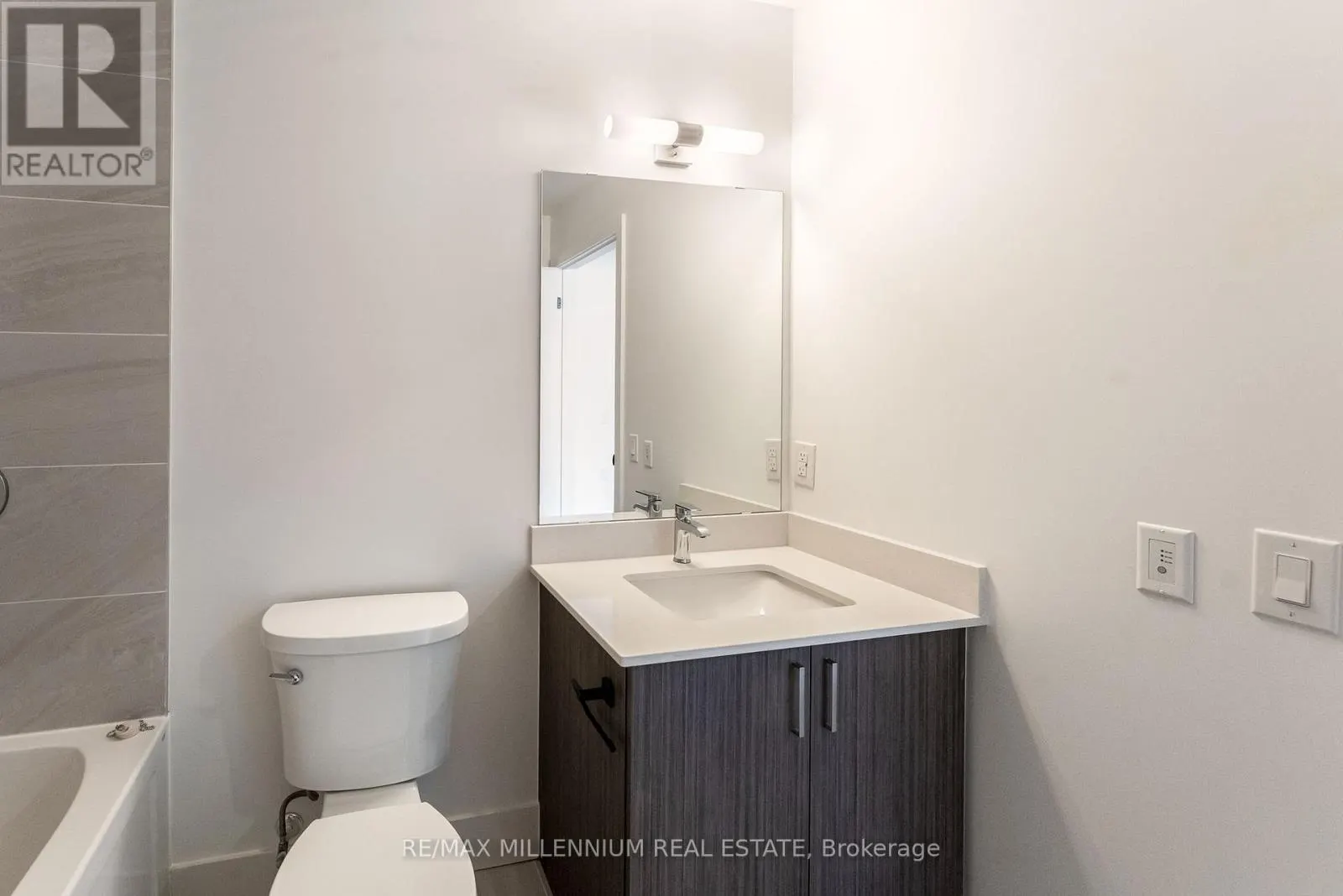 208 - 2782 BARTON STREET E