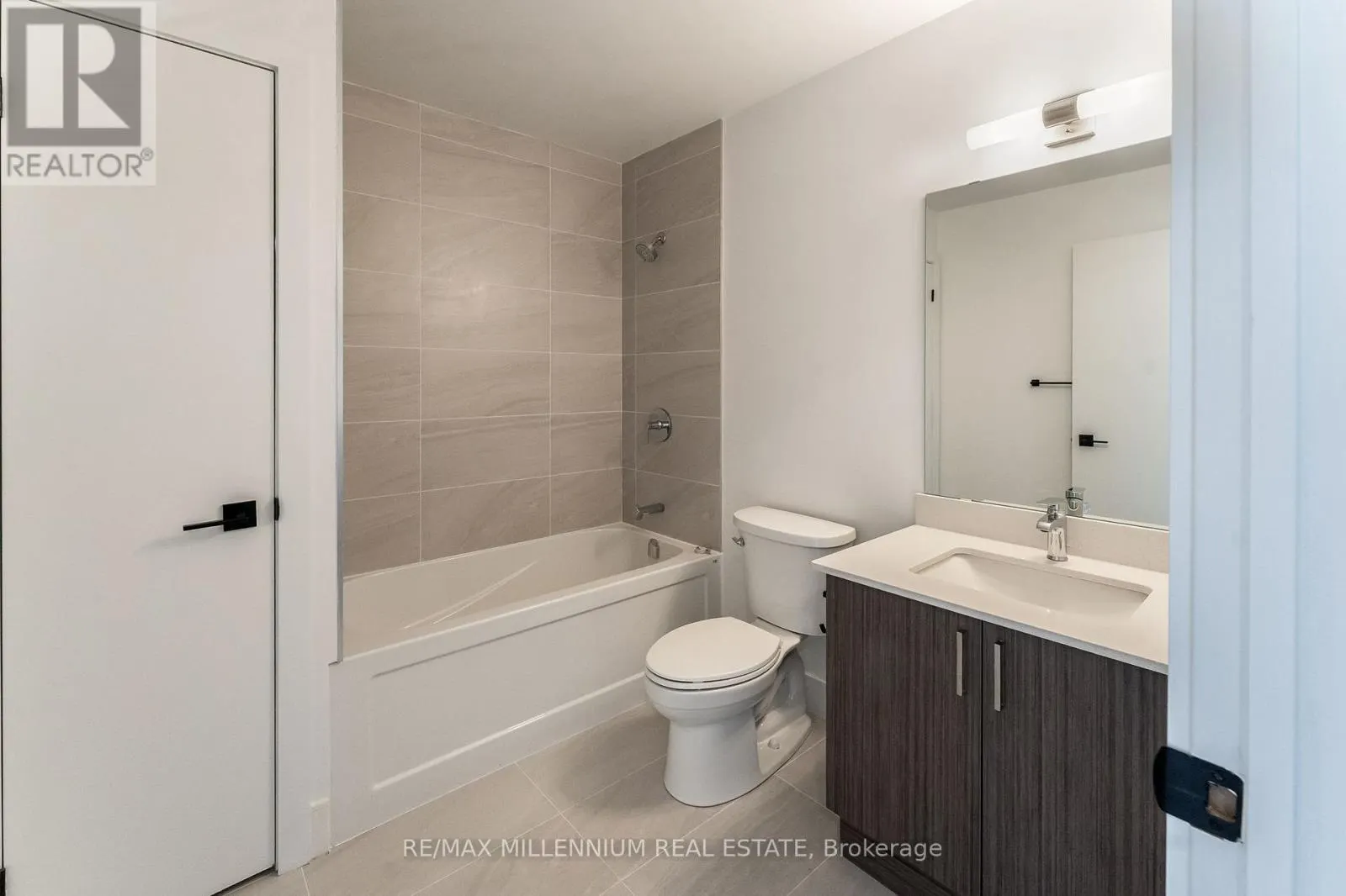 208 - 2782 BARTON STREET E