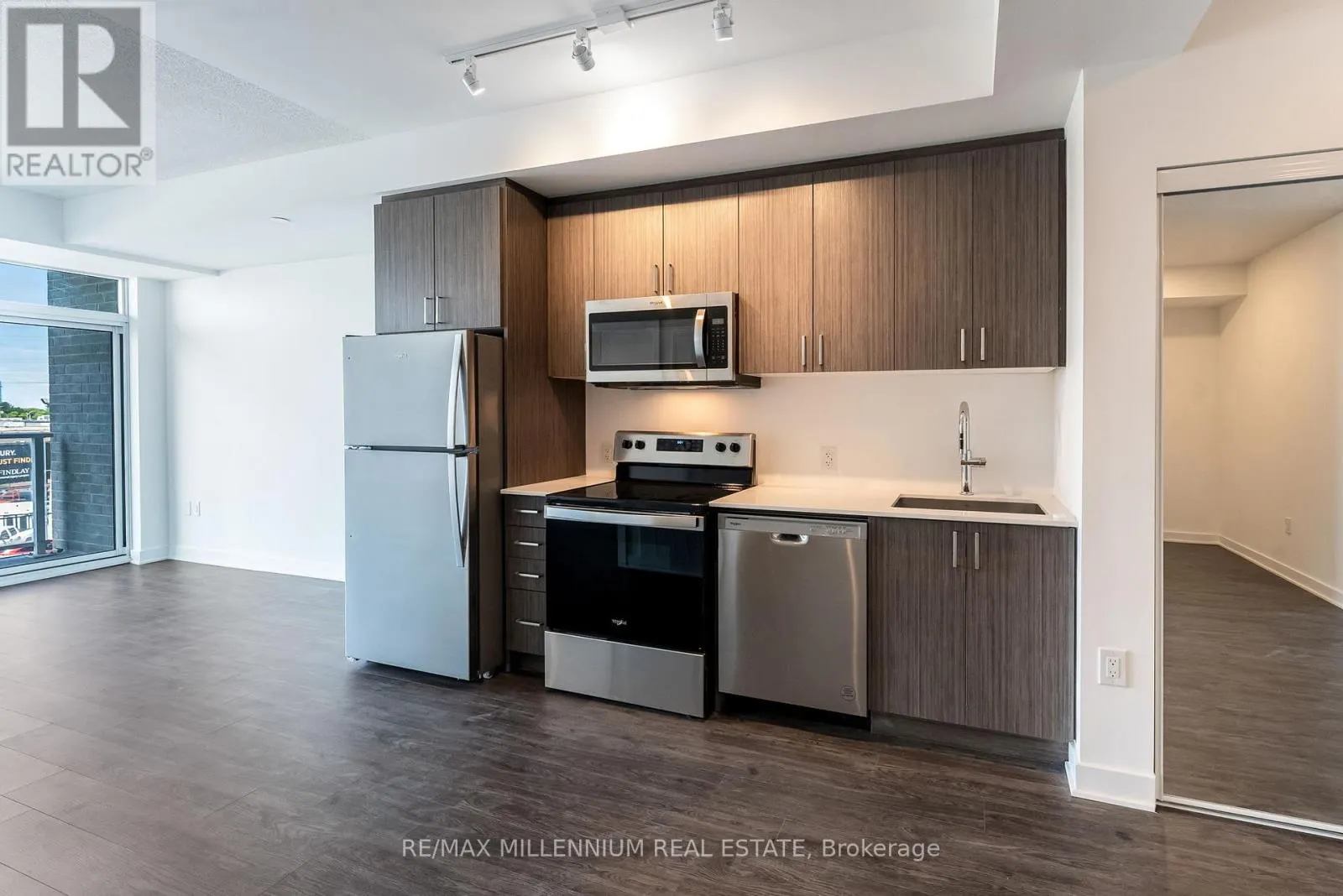 208 - 2782 BARTON STREET E