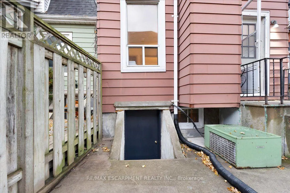 109 MACAULAY STREET E