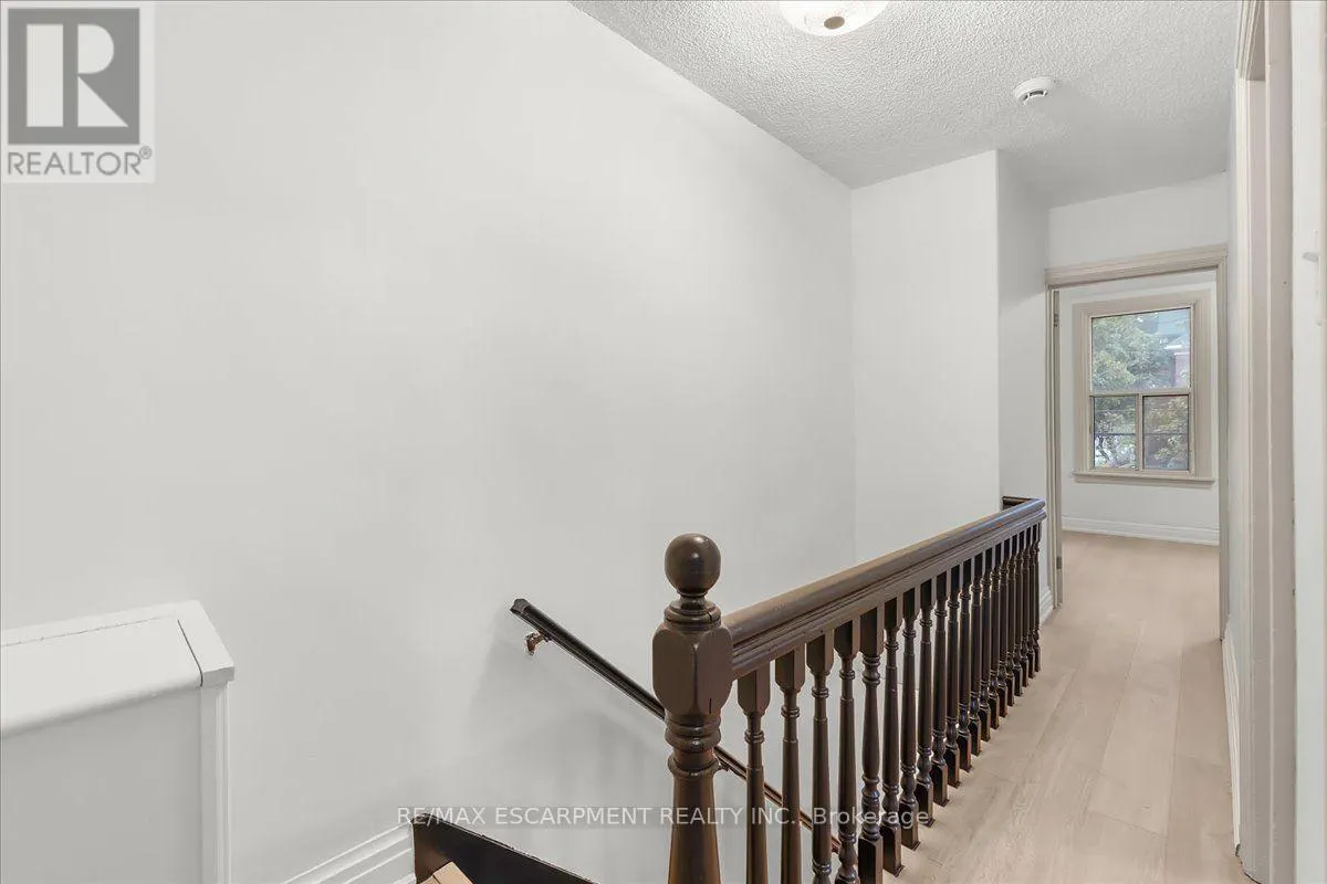 109 MACAULAY STREET E