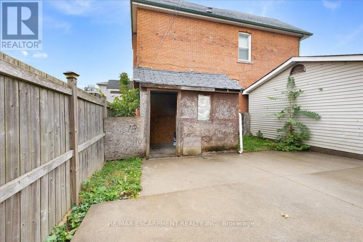 109 MACAULAY STREET E