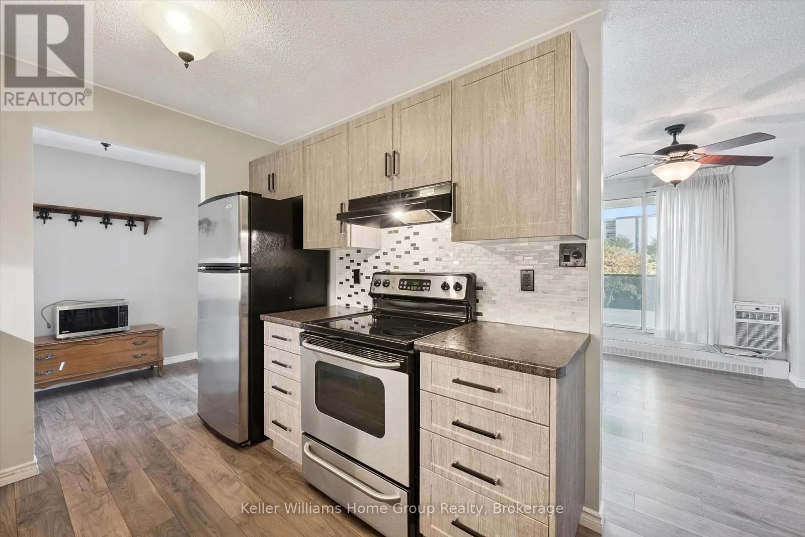 201 - 19 WOODLAWN ROAD E #201
