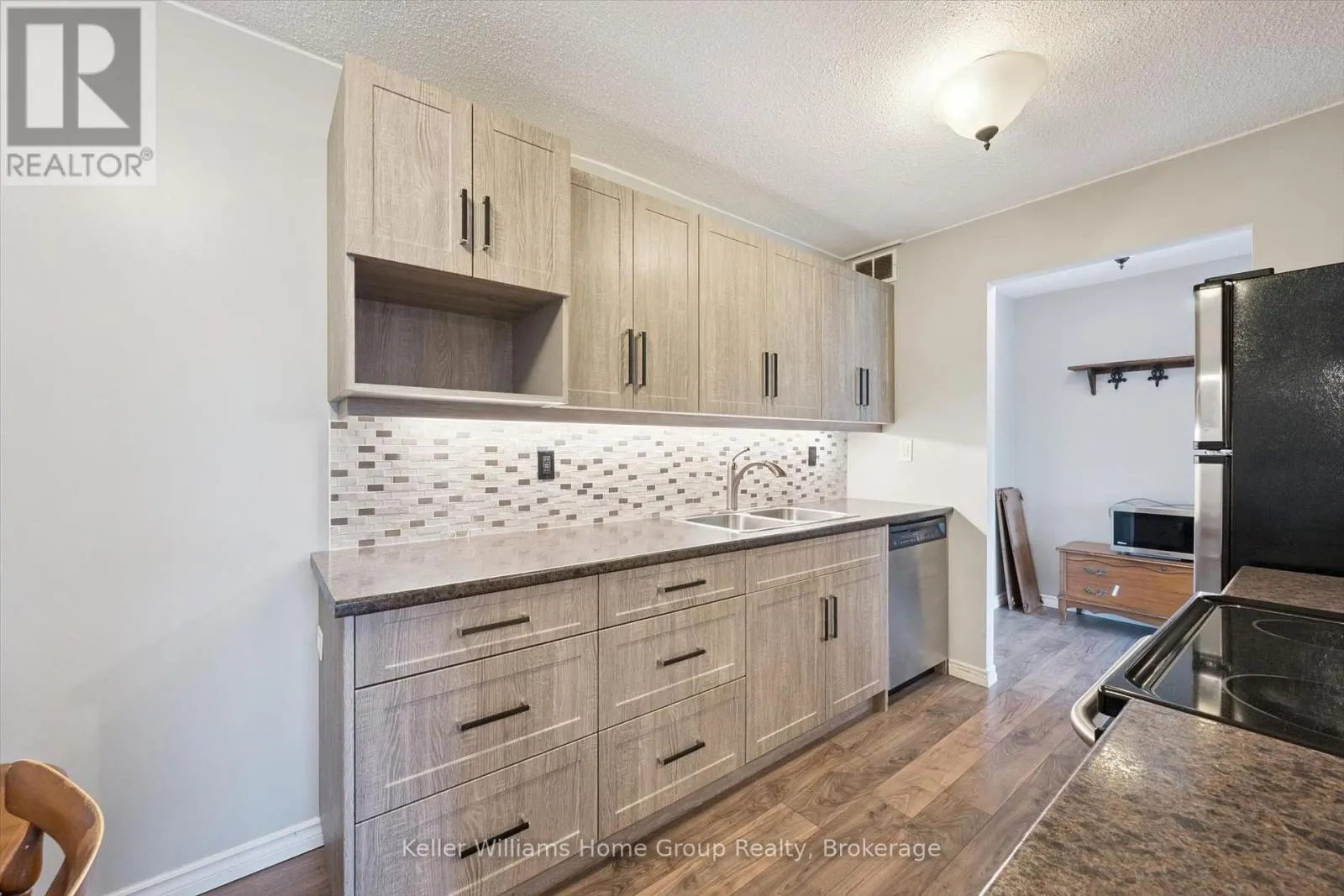 201 - 19 WOODLAWN ROAD E #201