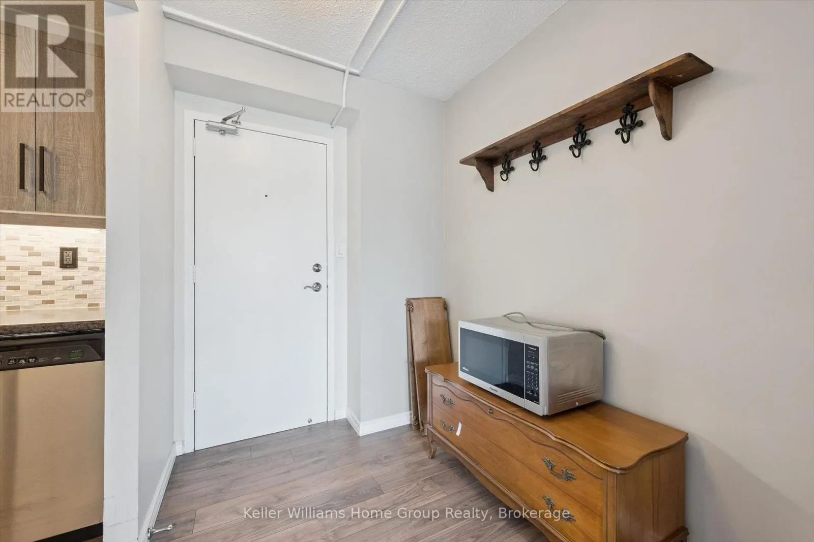 201 - 19 WOODLAWN ROAD E #201