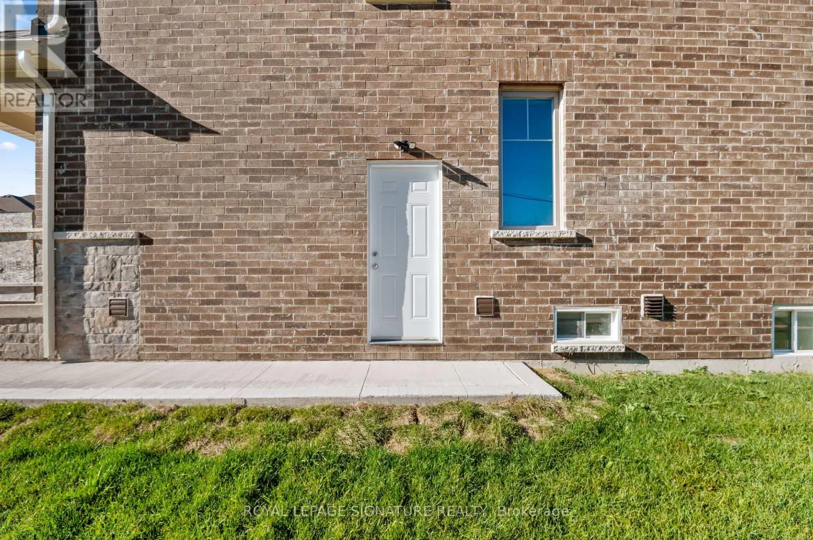 (BASEMENT SUITE) - 1 AITCHISON AVENUE