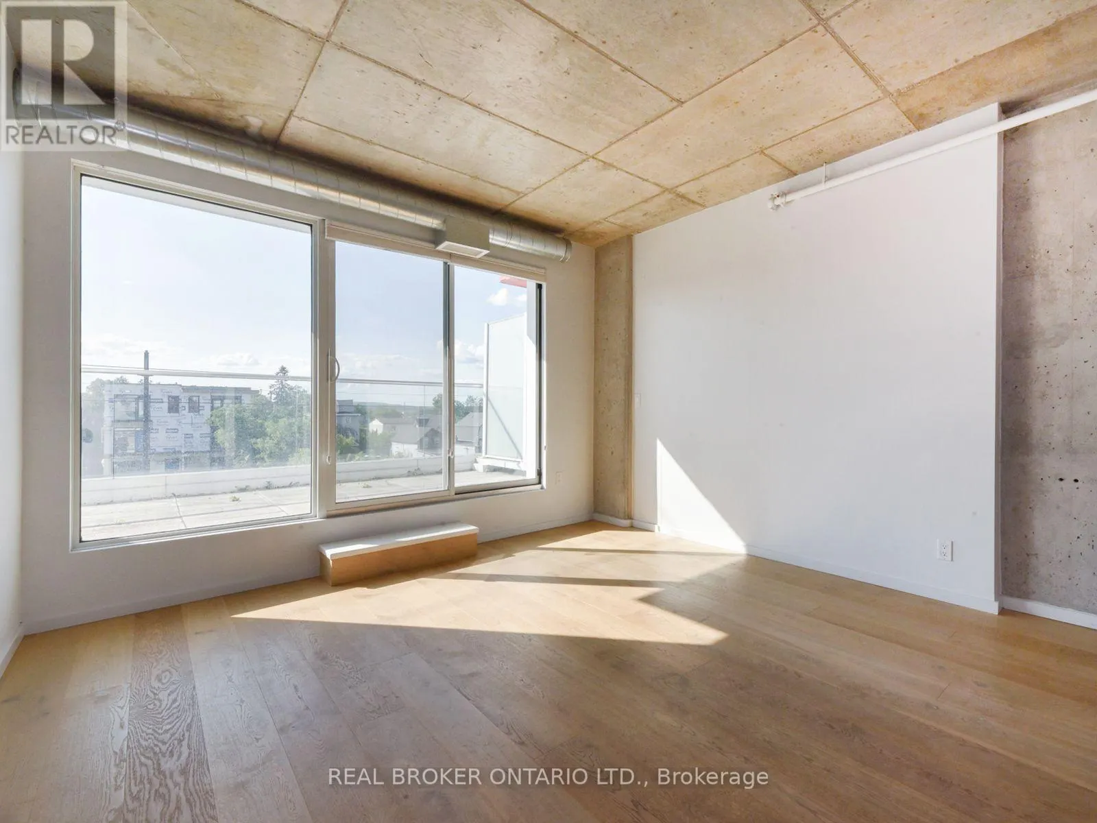 303 - 1000 WELLINGTON STREET W