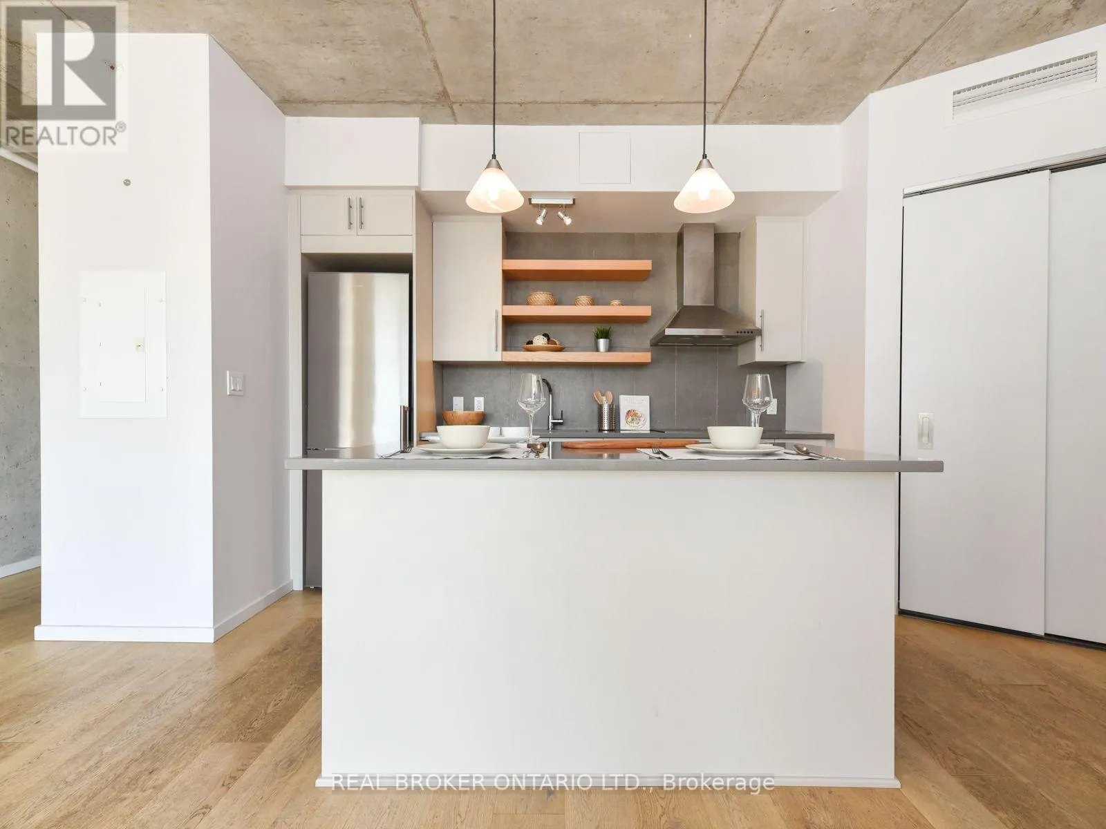 303 - 1000 WELLINGTON STREET W