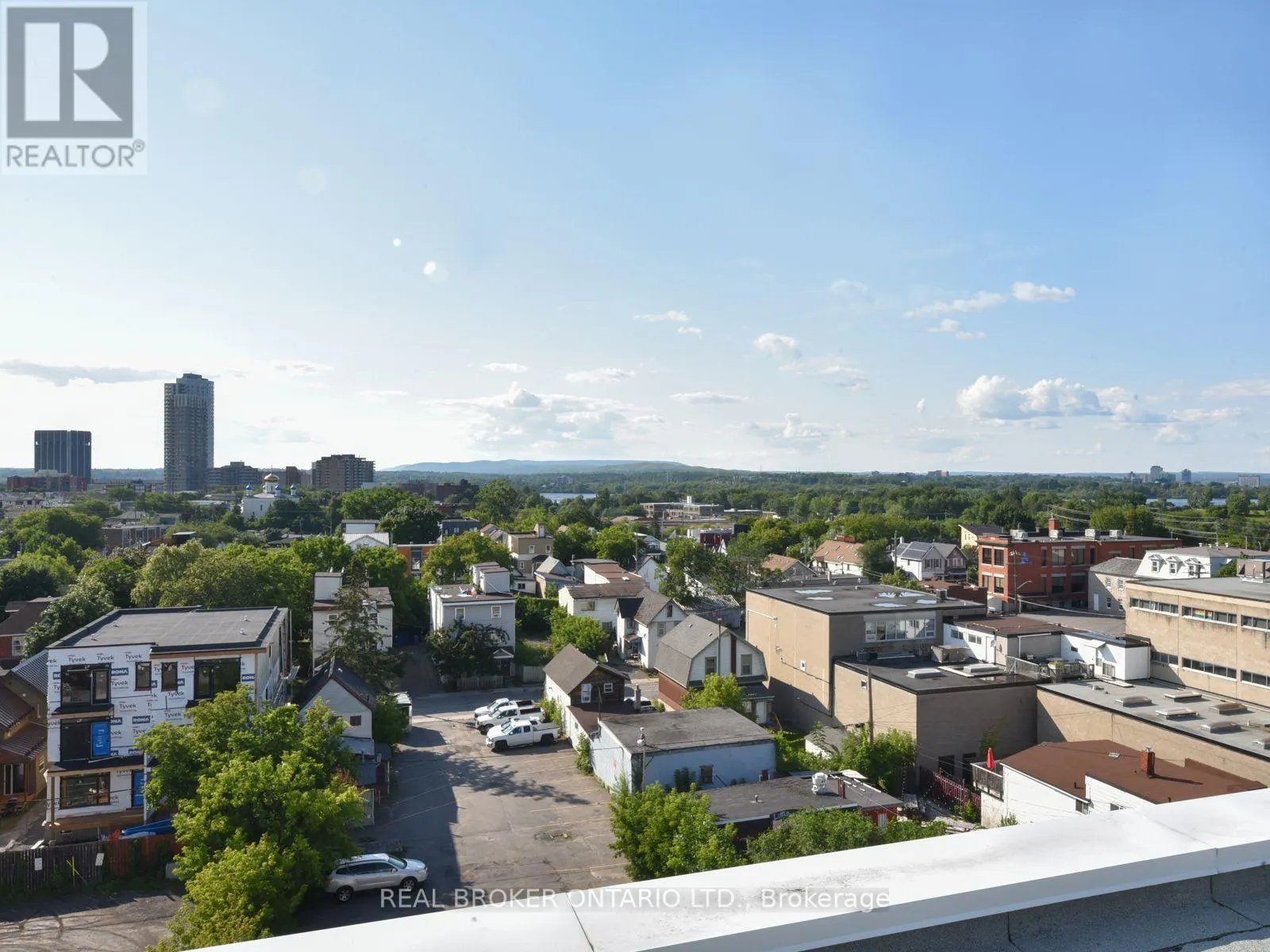 303 - 1000 WELLINGTON STREET W