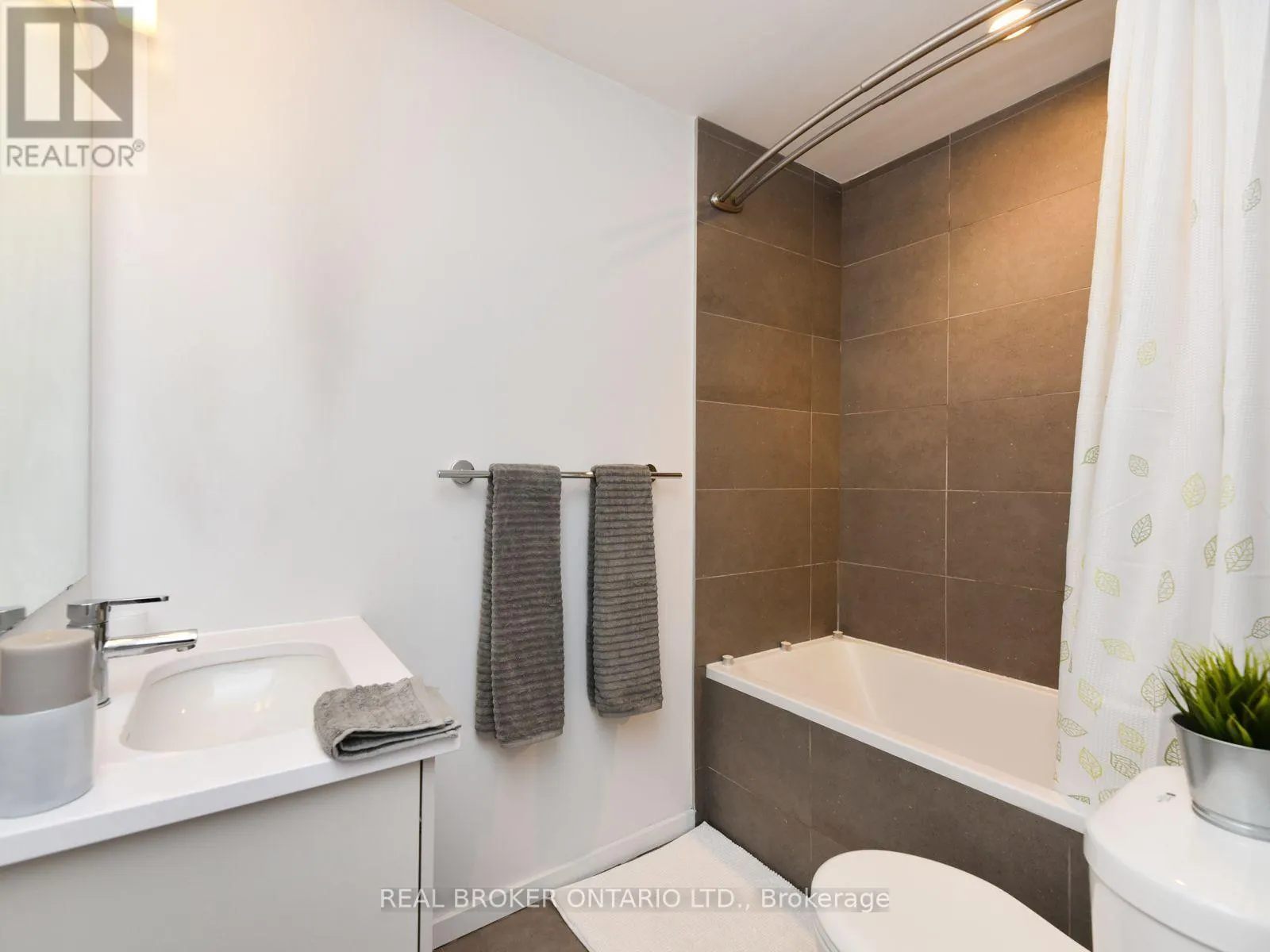 303 - 1000 WELLINGTON STREET W
