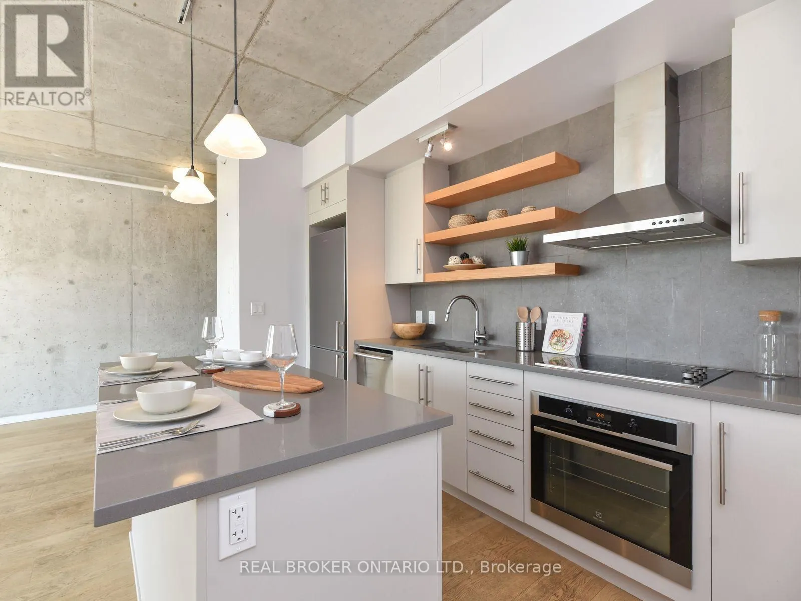 303 - 1000 WELLINGTON STREET W