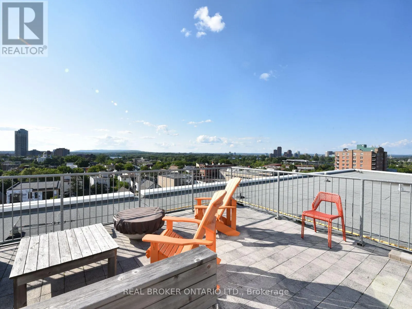 303 - 1000 WELLINGTON STREET W