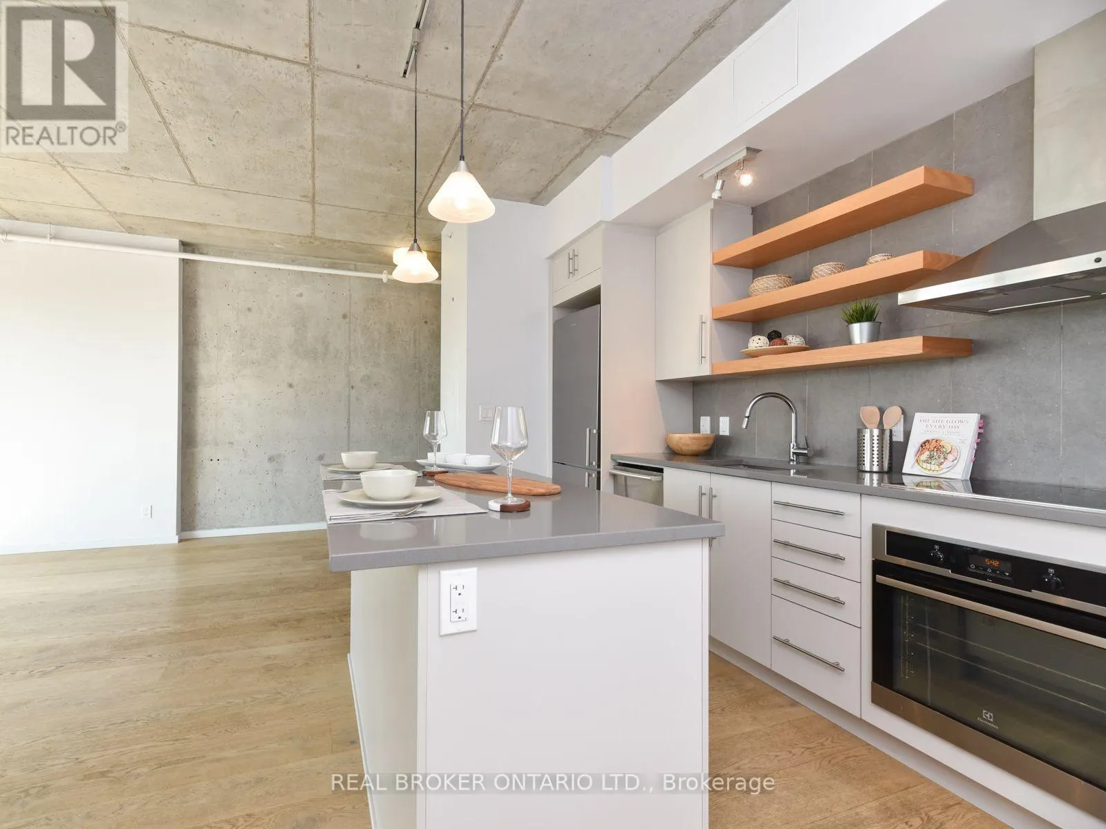 303 - 1000 WELLINGTON STREET W