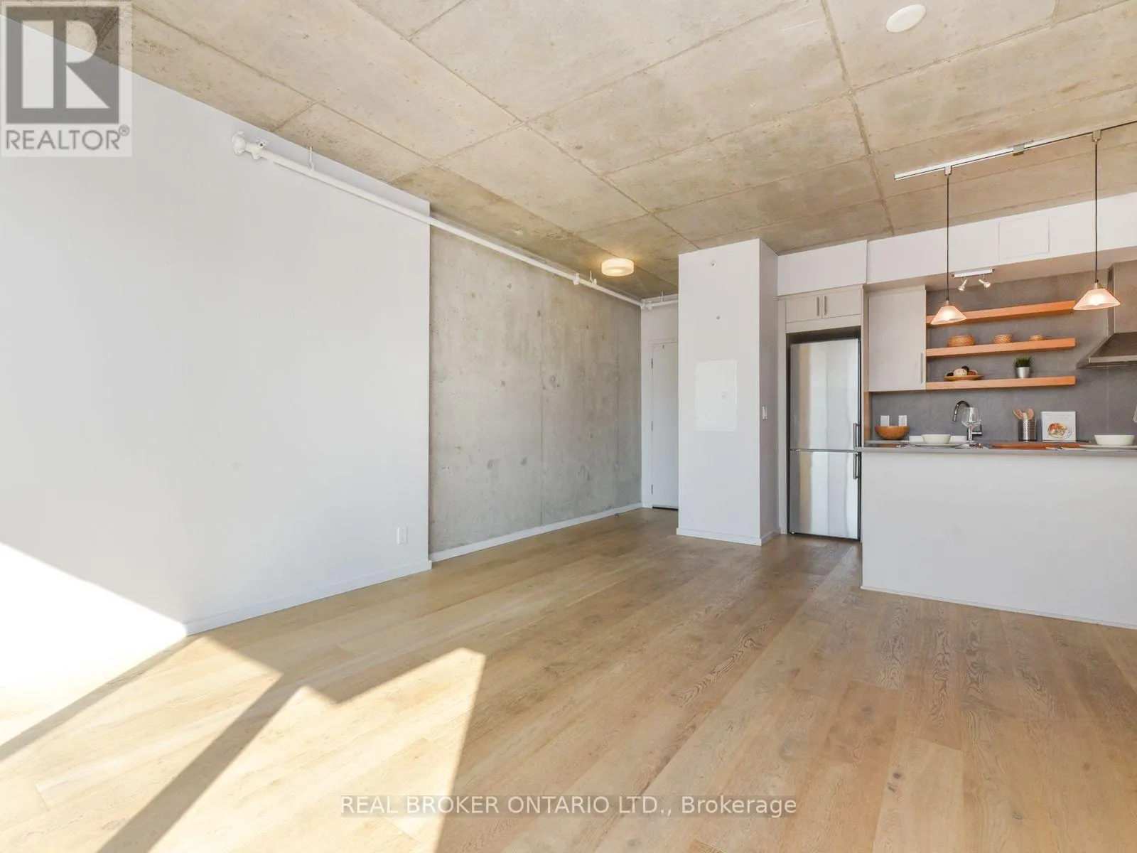 303 - 1000 WELLINGTON STREET W