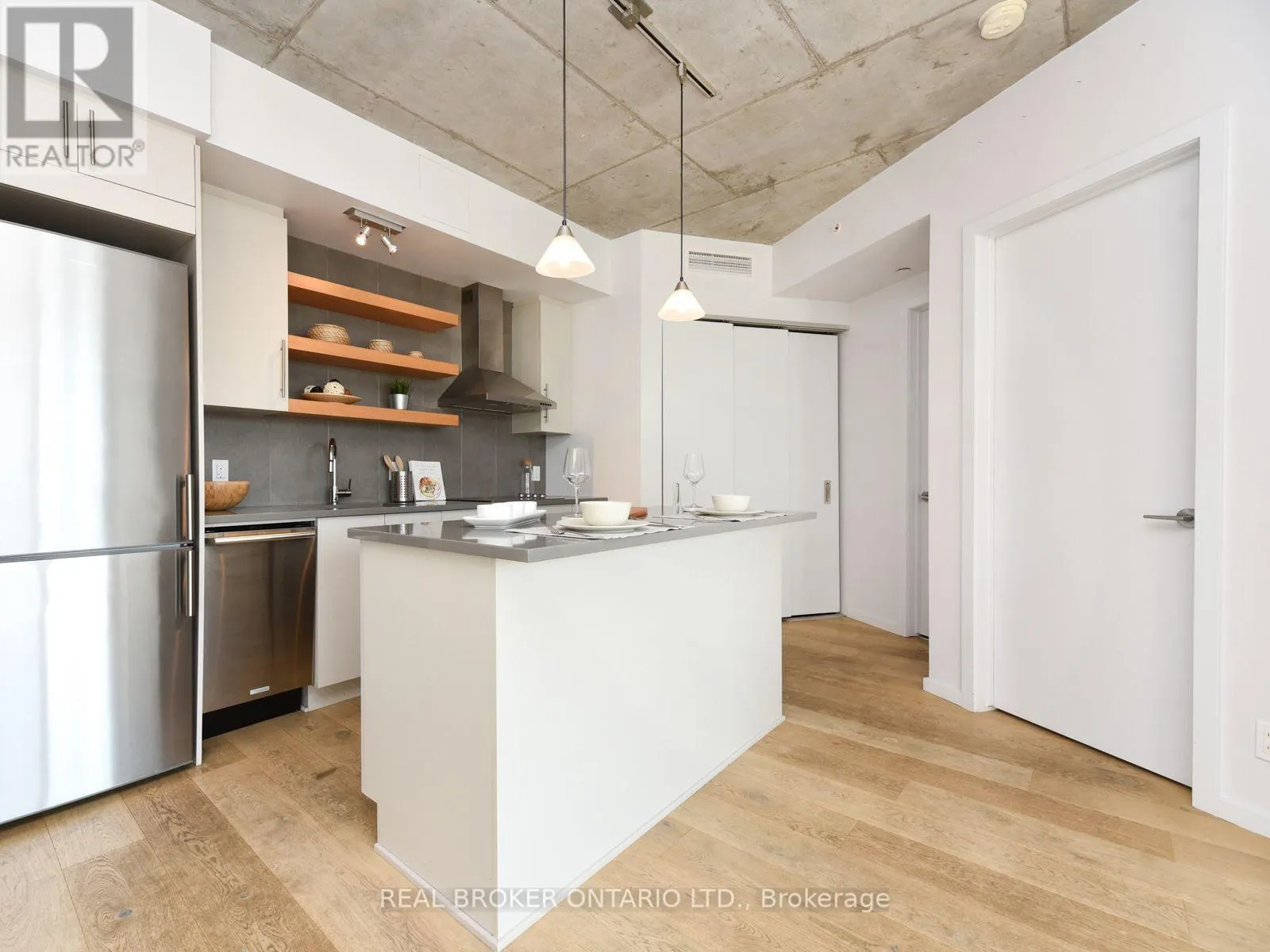 303 - 1000 WELLINGTON STREET W