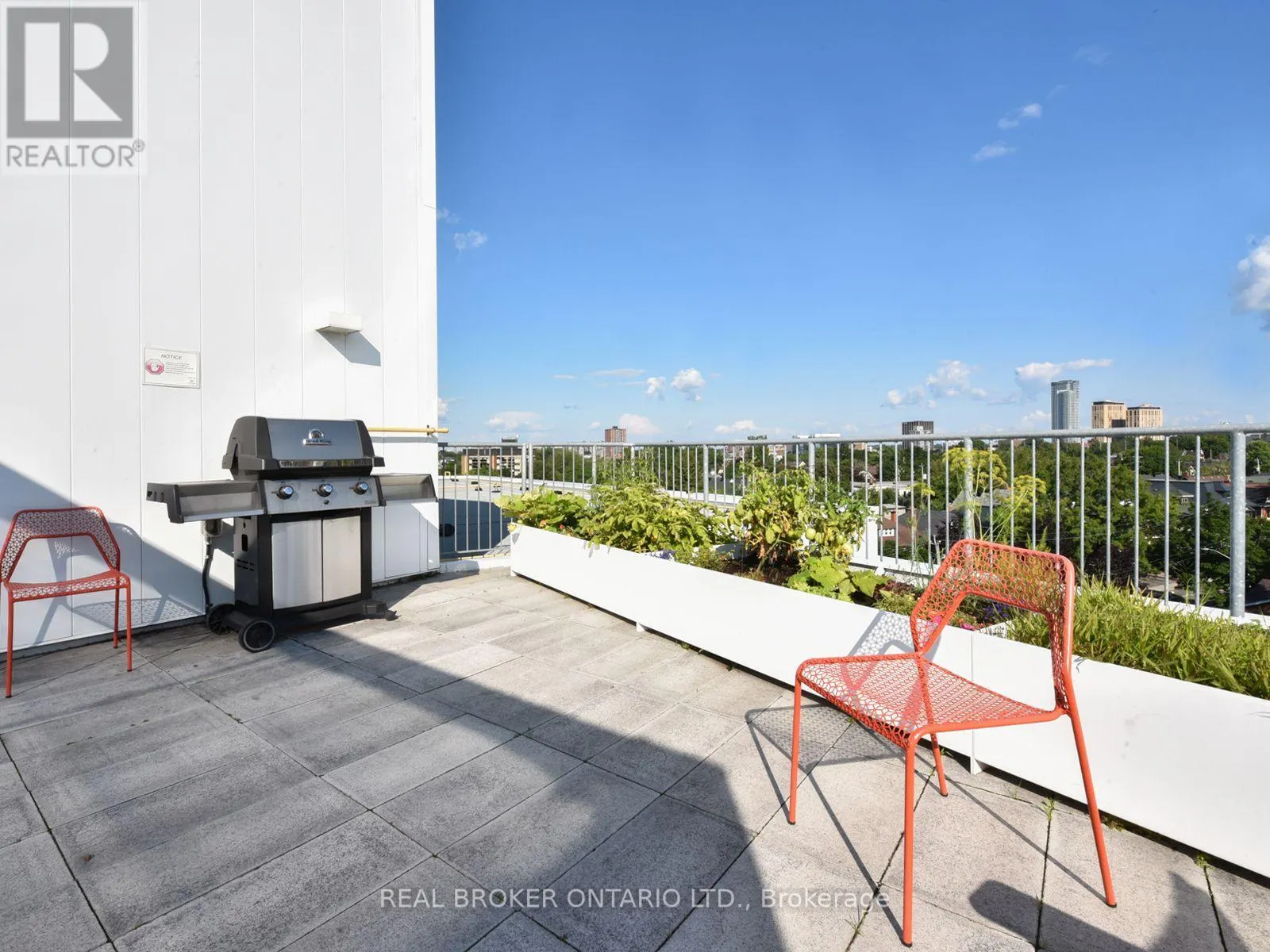 303 - 1000 WELLINGTON STREET W