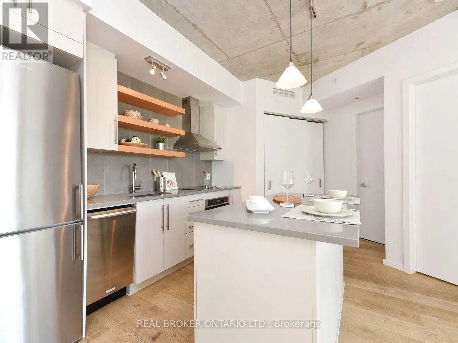 303 - 1000 WELLINGTON STREET W