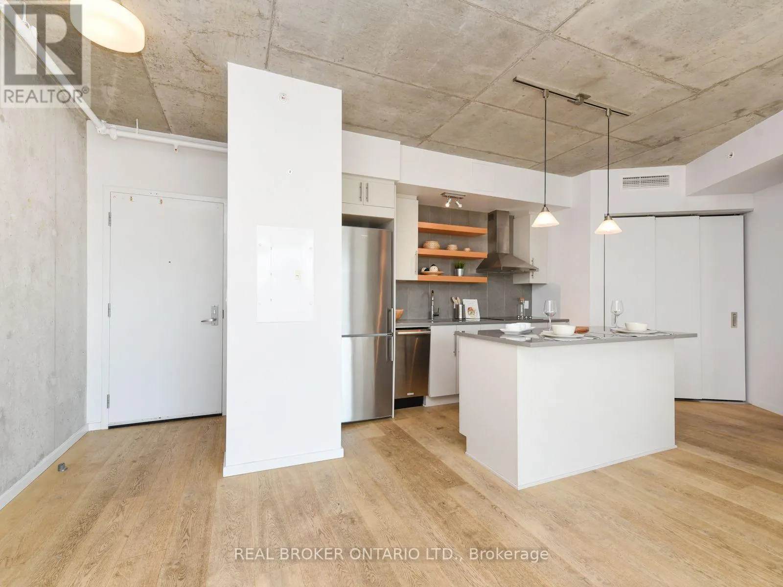 303 - 1000 WELLINGTON STREET W