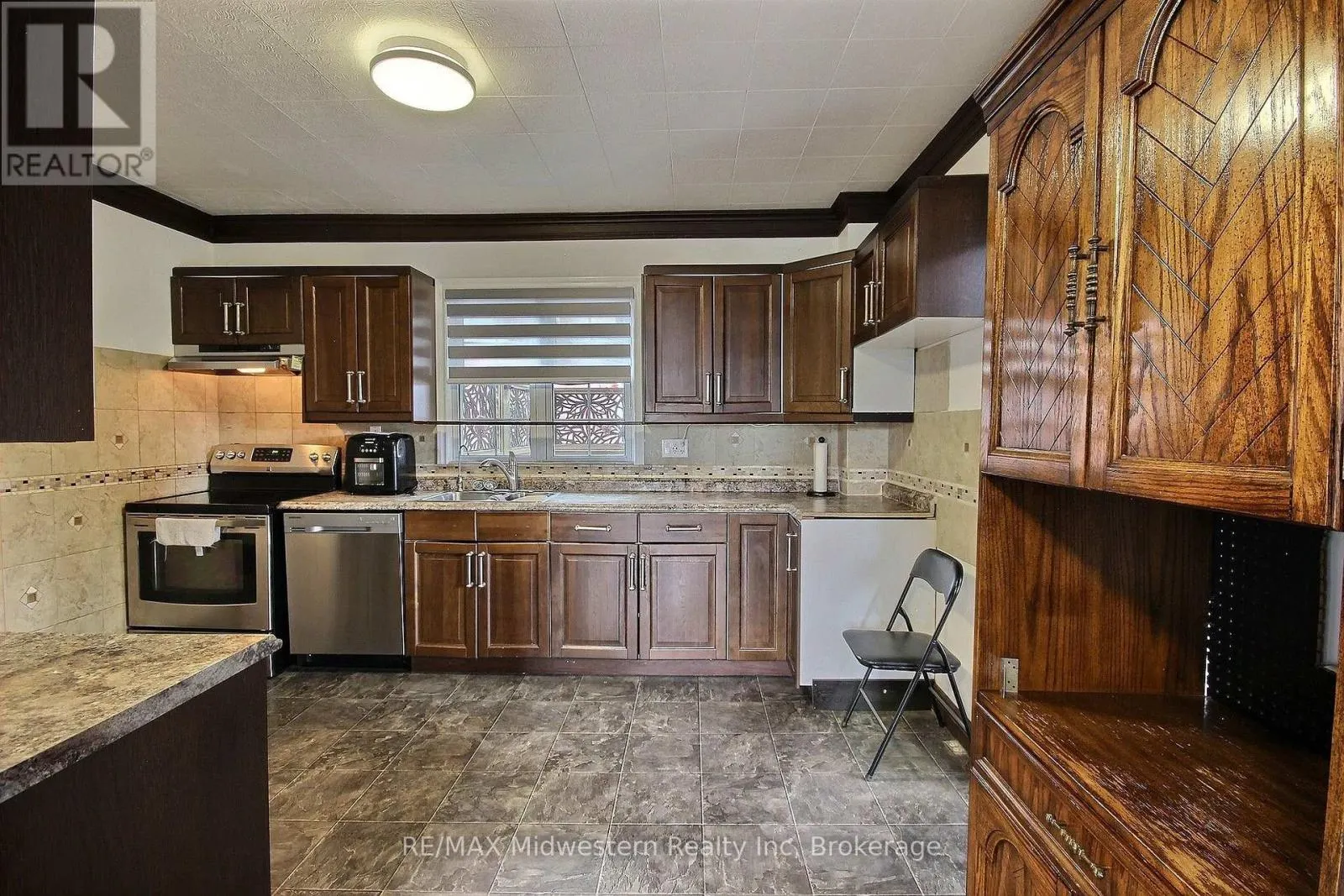 506 MAIN STREET E