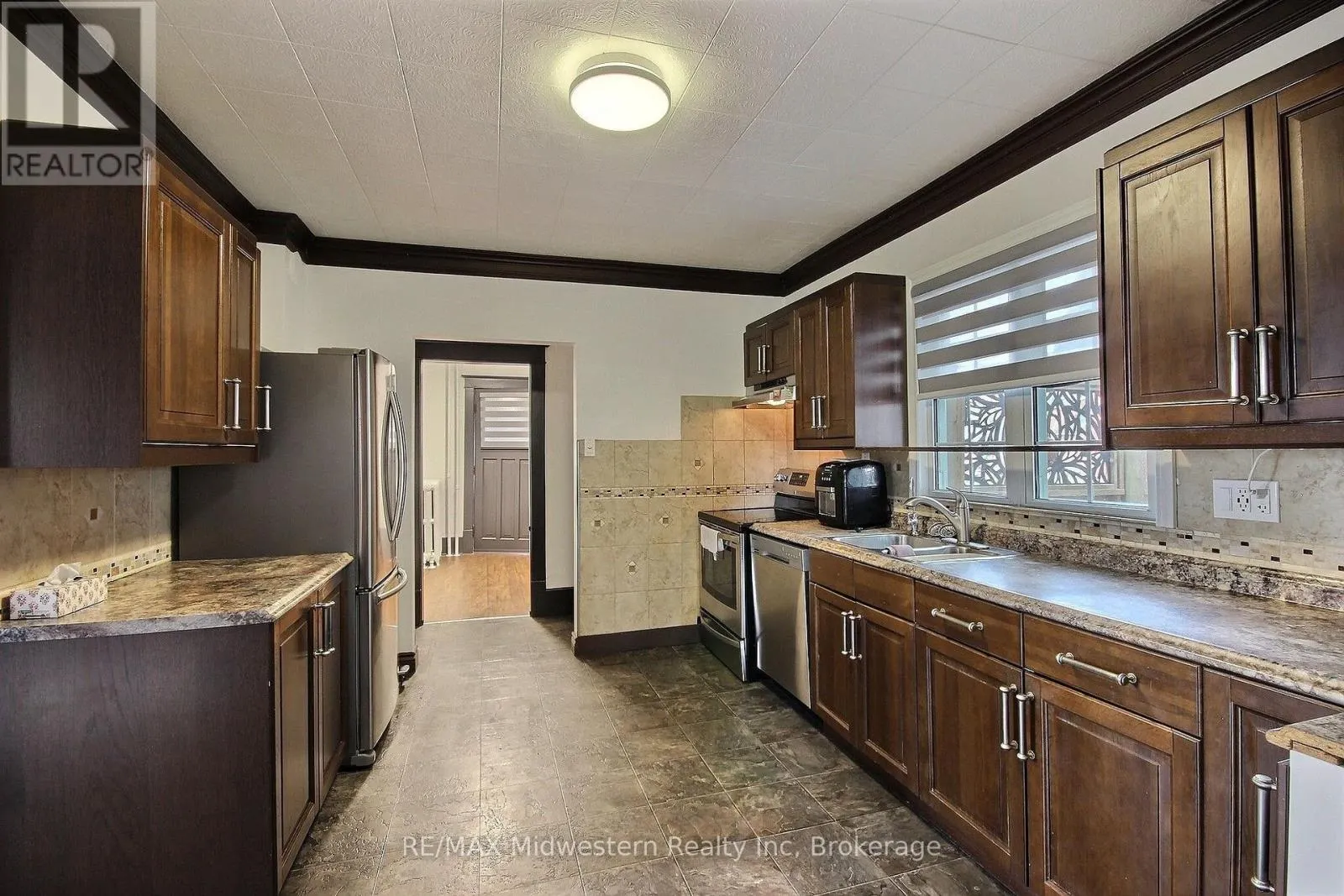 506 MAIN STREET E