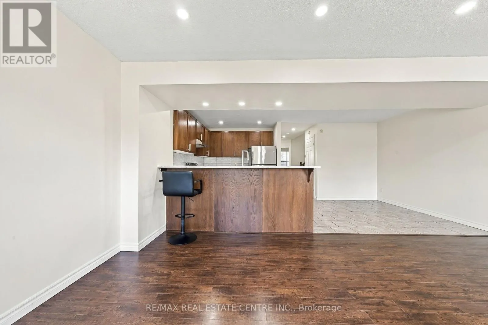 35 THAMES WAY