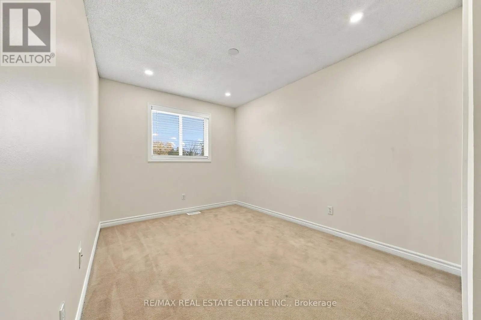 35 THAMES WAY