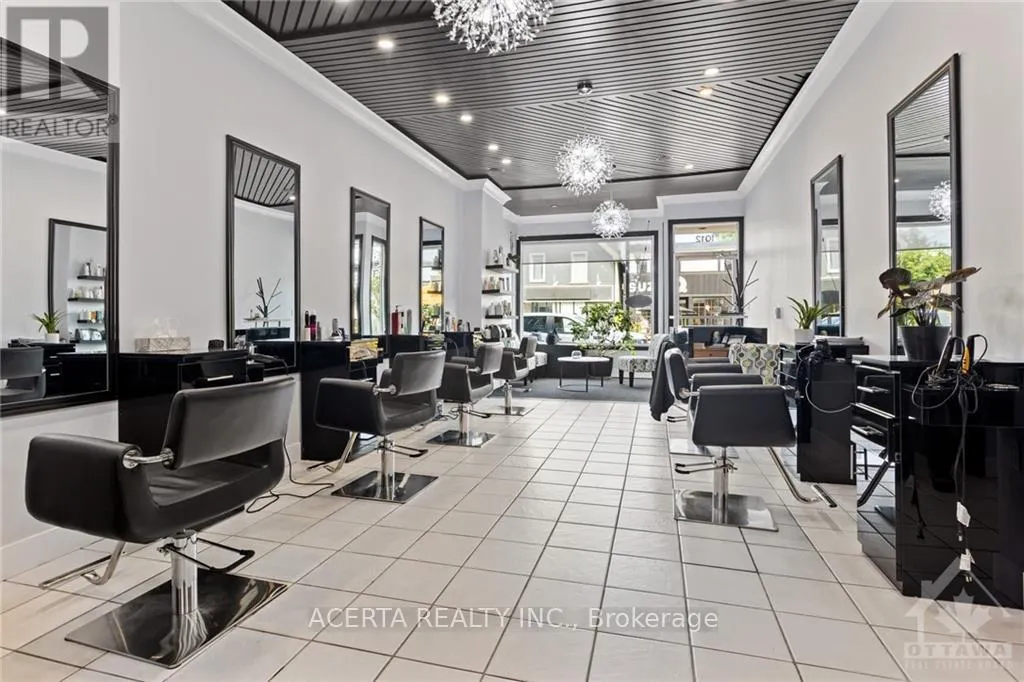 1008 WELLINGTON STREET W