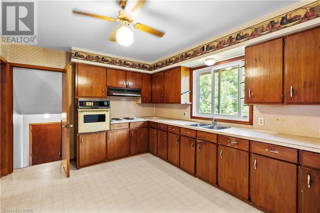 1352 CENTRE Road