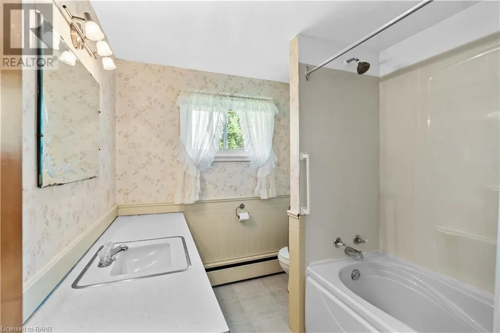 1352 CENTRE Road
