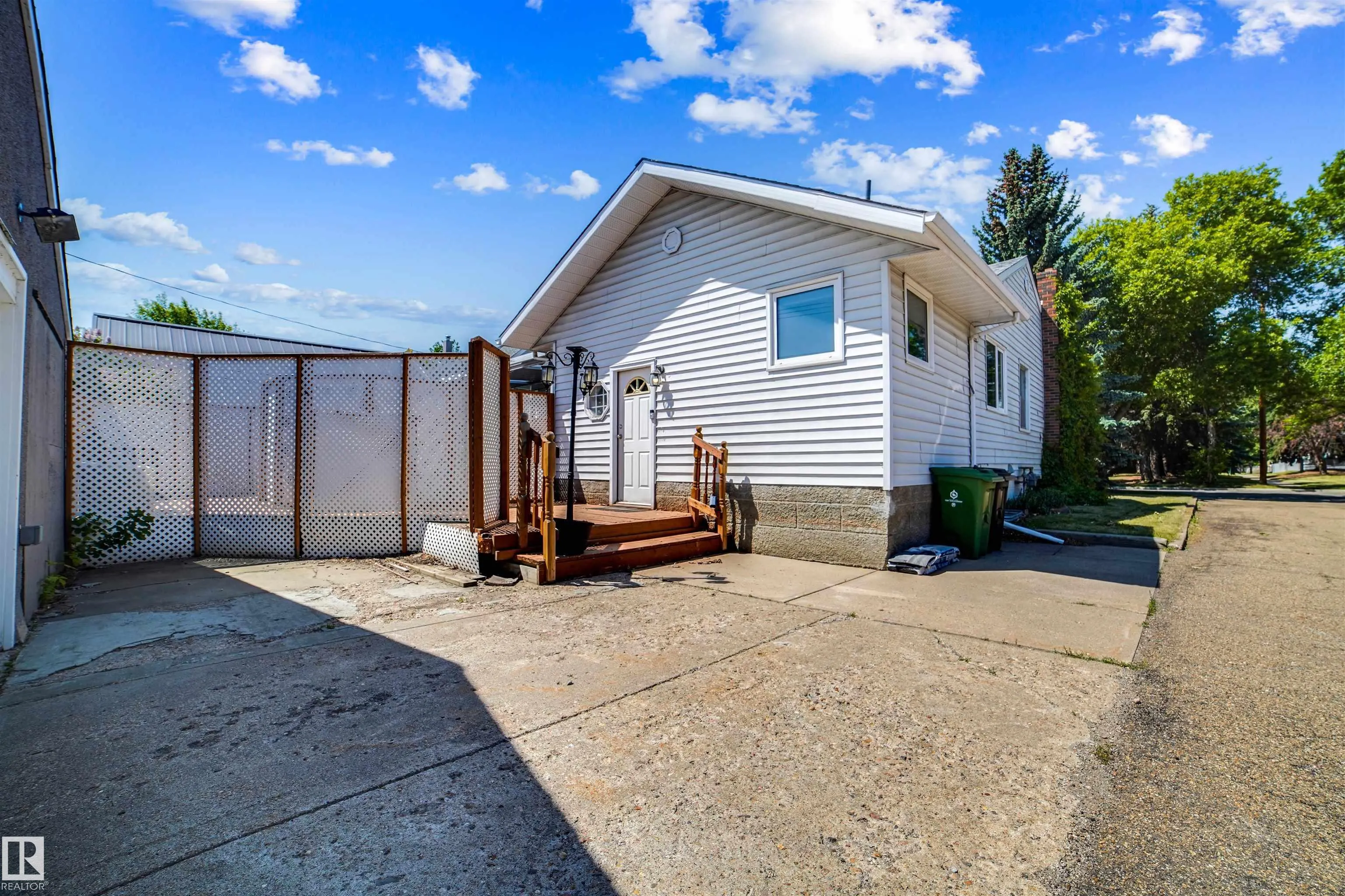 19 LOWE Avenue