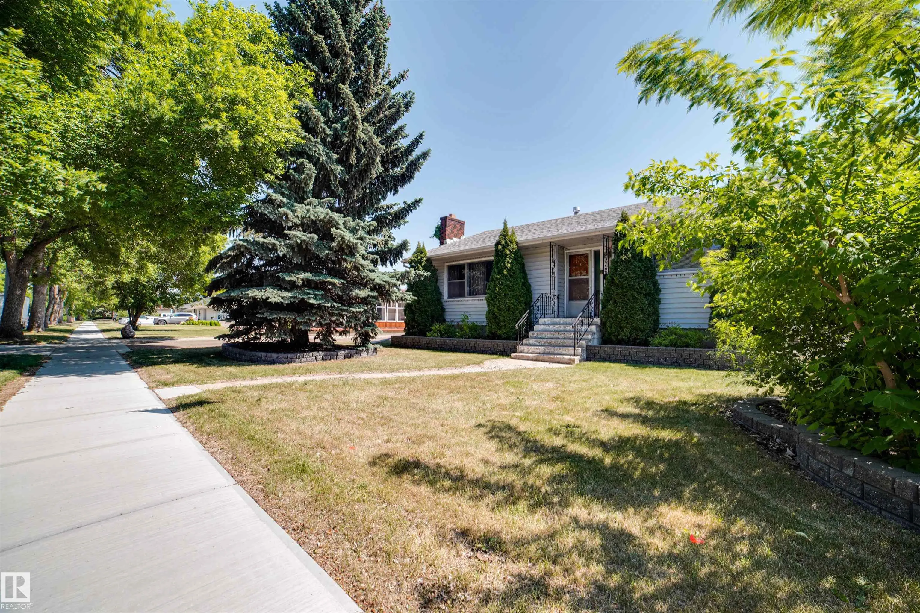 19 LOWE Avenue