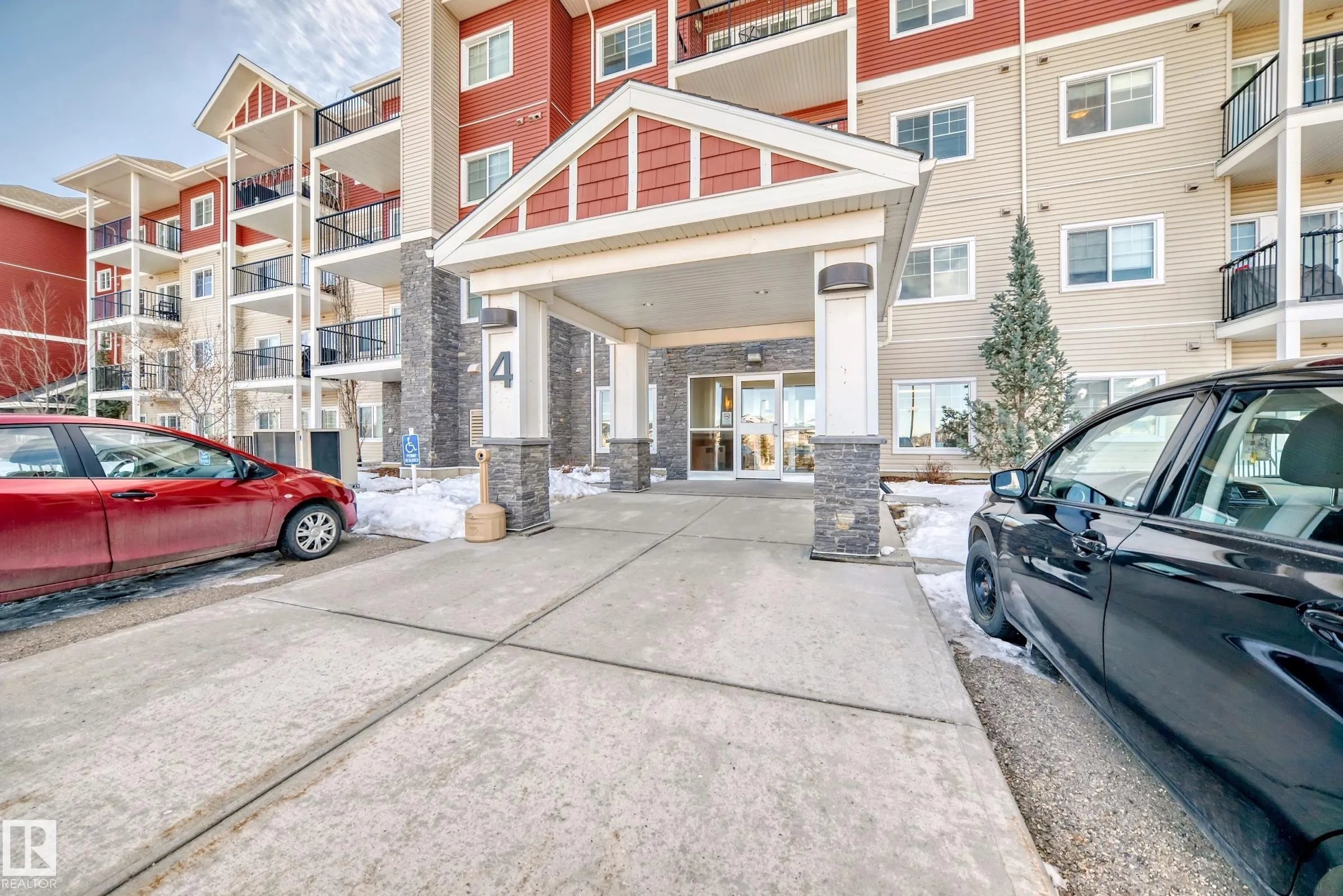 4 AUGUSTINE Crescent