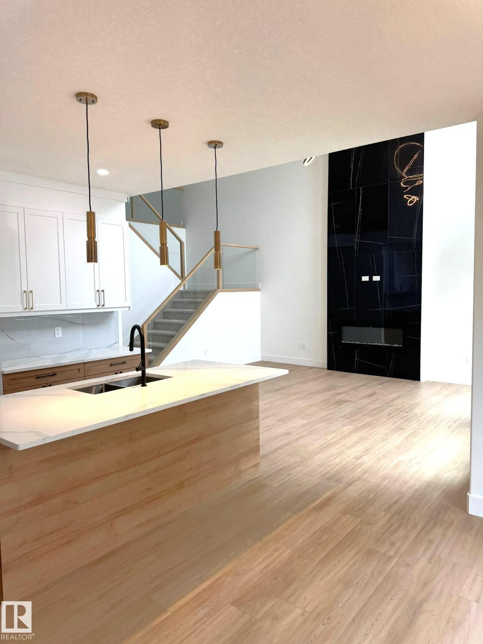 1133 GYRFALCON Crescent
