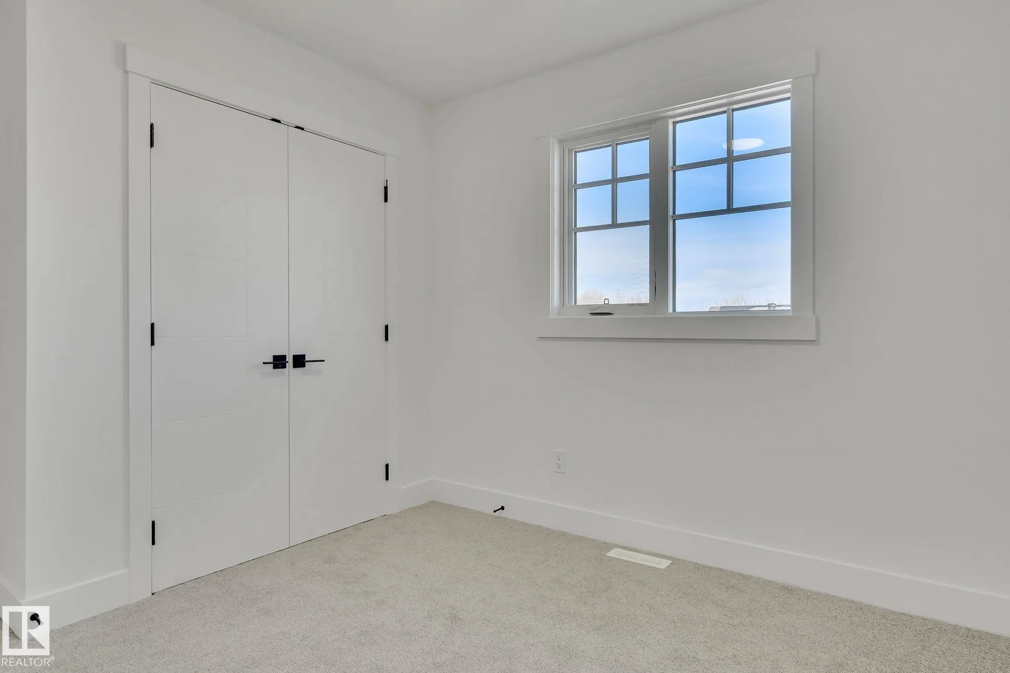 1133 GYRFALCON Crescent