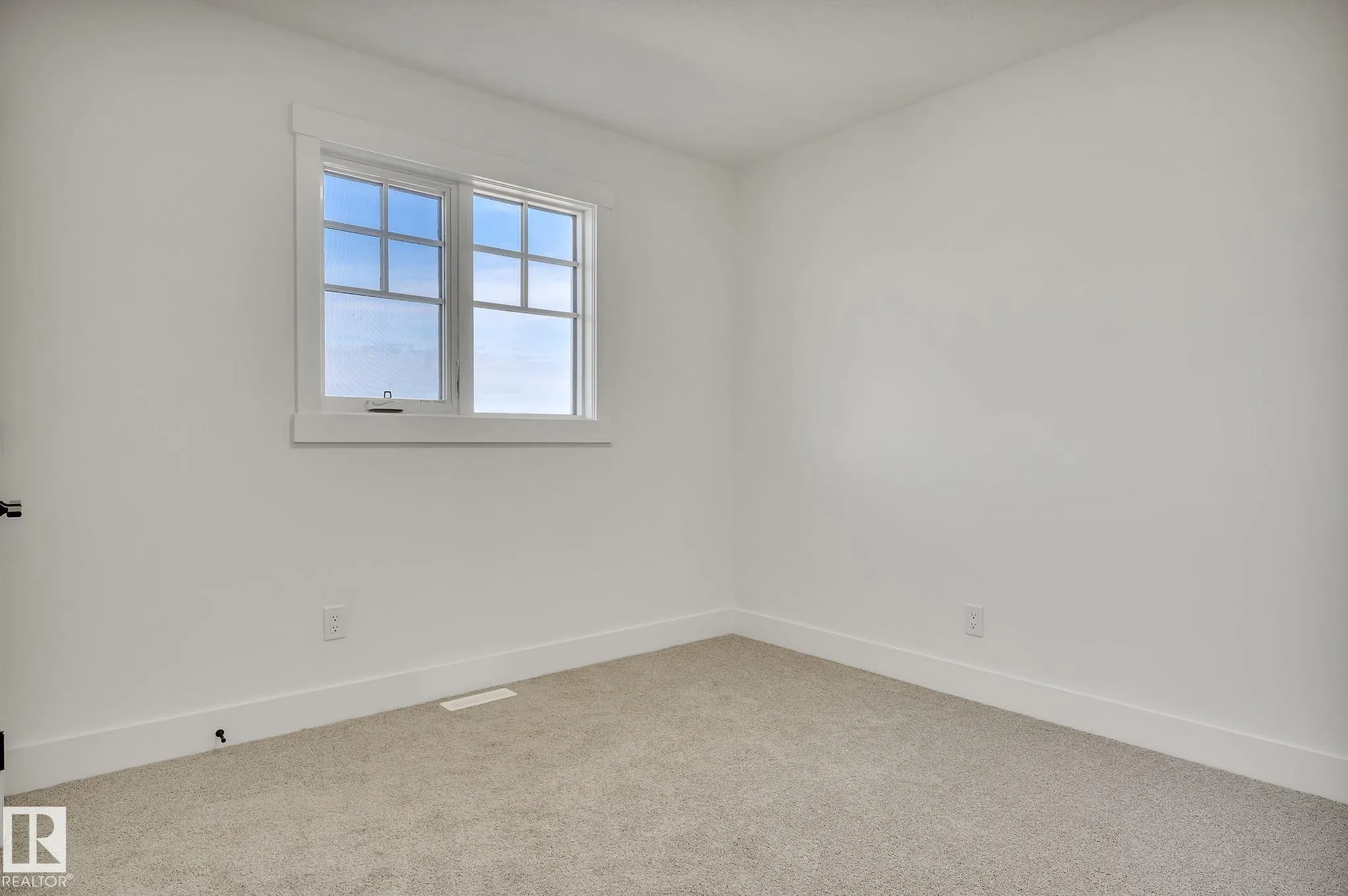 1133 GYRFALCON Crescent